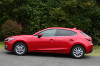 1.5リッターガソリンの「アクセラスポーツ15S」。外観上の識別点はタイヤ。2リッターが18インチなのに対し、1.5リッターは16インチとなる。