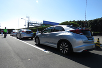 外周路での試乗に向かう「シビック」。