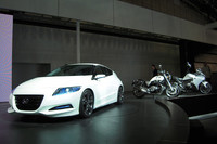 ハイブリッドスポーツの「CR-Zコンセプト2009」（写真左）は、来年の市販化が予定されている。