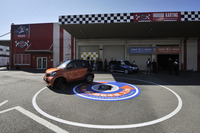 「フォーツー」の“小回り性能”を実演しているところ。白い円の半径が最小回転半径と同じ3.3mになっている。フォーフォーの最小回転半径は4.1m。