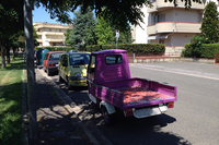 【写真2】フィレンツェ県のとある住宅街にて。夏のある日、日陰でたたずむ「アペ50」。ノンオリジナルのカラーは、オーナーの好みによるものであろう。