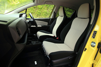 「1.3F」のシート表皮はファブリックのみの設定。内装色には写真のアイボリーに加え、ブラックのモノトーンも用意される。
    