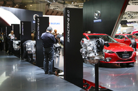 ブース内には2種類のガソリン車をはじめ、ディーゼル車、ハイブリッド車、CNG車……と、さまざまなパワーユニットが搭載された「アクセラ」が展示されていた。
    