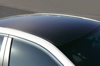 CFRP製のルーフパネルや前後スポイラーを採用して軽量化を図っている。