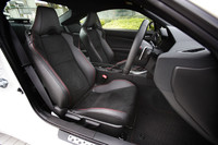 ヒップポイントは低く、シート形状はクルマとの一体感が得やすいよう、体を面で支える形状としている。