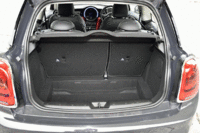 トランクは従来型より51リッター広い211リッター（VDA法）。（クリックすると後席が倒れる様子が見られます）