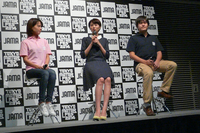 「東京モーターフェス2014」のVine（Twitterによる動画アプリ）コンテンツを制作した、2人の学生とともにトークセッションにのぞむ鈴木ちなみさん。
    