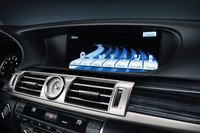 12.3インチの大型液晶モニターには、ナビ画面のほかさまざまな車両情報が表示される。