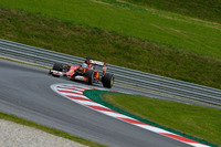 予選で今季ベストタイの4位に入ったフェルナンド・アロンソのフェラーリ。レースではオープニングラップで早くもハミルトンに抜かれ、結果的にこの時の順位、5位のままゴールを迎えた。1位から4位まで占めた“メルセデス・ユニット”勢に、スクーデリアは歯が立たないでいる。（Photo=Ferrari）
    