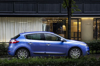 ルノースポールの手になるシャシーは、「プレミアムライン」比で、フロントのスプリングレートが19％、リアのスプリングレートが10％高められ、車高は12mmローダウンされた。