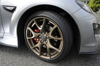 6MT仕様のタイヤサイズは225/40R19。ブロンズ塗装の鍛造アルミホイールが装着される。