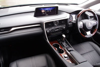 開放感と包まれ感を両立させたというインテリア。ダッシュボード中央には12.3インチのワイドディスプレイがレイアウトされる。