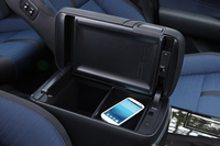 センターアームレストの収納スペースは、左右のどちらからでも開けられる。