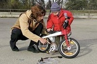 BMW、チェーンとペダルを取り外せる「キッズバイク」発売の画像