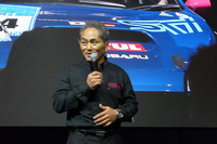 新型「WRX STI」の競技車両について、「市販車がデトロイトで公開される前なので、新型WRX STIのお披露目は今回が世界初。やはり日本のファンの前で初公開したかった」と語るSTIの辰己英治氏。
    