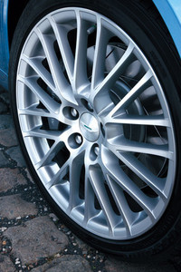 以前の4.3リッター時代、本国では18インチ・タイアが標準装備で、19インチはオプションであったが、今回から19インチがスタンダード・タイアに格上げされた。写真は20スポークでシルバー仕上げの標準ホイール。サイズは、前8.5J×19、後9.5J×19となる。