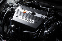 最高出力206ps、最大トルク23.7kgmという2.4リッター直列4気筒エンジンのスペックには変更はない。ただしDBW（ドライブ・バイ・ワイヤ）などのセッティングを最適化することで、10・15モード燃費はマイチェン前の11.4km/リッターから11.6km/リッターへと向上している。