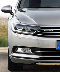 フロントまわりは、グリルからLEDヘッドランプへとつながるクロムバーで、水平方向の広がりが強調される。
    