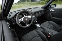 メーターパネルの中央はタコメーター。タコメーター内のディスプレイにはオンボードコンピューターからの情報を表示するディスプレイがあり、平均燃費や平均速度など、ドライバーは自分が知りたい情報を選択する。人間工学に基づいて設計された3本スポークのスポーツステアリングのグリップ部分は、滑りにくいアルカンタラ仕上げ。