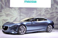 マツダは、新たなデザインコンセプト「魂動」を具現するコンセプトカー、「マツダ靭（SHINARI）」を出展。