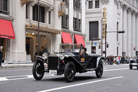 中央通りをさっそうと走る小林彰太郎氏の1924年「ランチア・ラムダ」。世界で初めてモノコックボディを採用するなど進歩的な設計で、自動車史上において重要なモデルだ。まるでタイムスリップしたような光景に、三越本店前で見守るライオンもびっくり？
