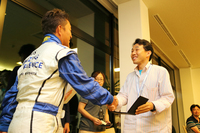 10時間以上におよぶドライビングレッスンも終了。参加者一人ひとりに、修了証が手渡された。
    