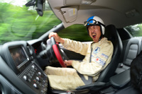 「GT-R」の猛烈な加速に「うぉぉぉおおおお!!」と雄叫びをあげる筆者。（写真＝池之平昌信）