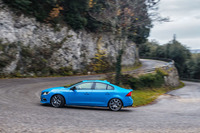 ワインディングロードを行く「S60ポールスター」。