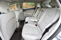 後席は3人掛け。中央席の座面には収納式のカップホルダーが備わる。
    