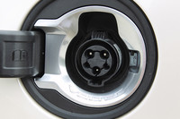 充電は240Vで約4時間、120Vでは約10〜12時間で完了するという。