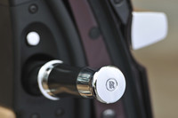 フロントドアの内部には、ロールス・ロイス印の傘が収まる。