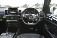 黒を基調にスポーティーにまとめられた室内。ダッシュボードにはナッパレザーとブラックピアノラッカーウッドのトリムがあしらわれている。