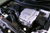 「アウトランダーPHEV」のパワーユニット。リアにも駆動用のモーターが搭載される。