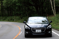 フロントサスペンションは、「407」のダブルウィッシュボーンからマクファーソン・ストラットに変更。リアは変わらず、マルチリンク式が採用される。