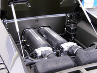 5.0リッターV10は、驚くほど低い位置に置かれる。前後長の短いコンパクトさも印象的だ。