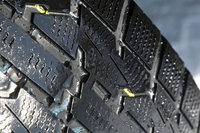 今回のイベントでは、写真のように磨耗して溝の浅くなったスタッドレスタイヤでの試乗も行われた。