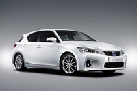 2010年のジュネーブショーでお披露目された「レクサスCT200h」。