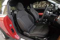 「MINIクーパーS クーペ」のシートは、ふたつ。その背後の空間もミニマムだが、スキーホールを通じて、車内に居ながら荷室に物を置くことができる。