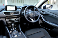 インパネやセンターコンソールのデザインが大胆に変更された。運転席はより“ドライバーオリエンテッド”に、助手席はより開放的な造形に改められた（写真は「XDプロアクティブ」）。