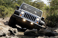 悪路をゆく「ジープ・ラングラー・ルビコン」