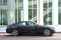 2ドアクーペの「4シリーズ」よりも長くなだらかなルーフラインを持つ「4シリーズ グランクーペ」。ホイールベースは同寸で、ともに2810mmとなっている。