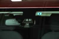 フロントウィンドウに装備される運転支援システム用の赤外線レーザー。今回、衝突被害軽減ブレーキと誤発進抑制制御機構からなる「e-Assist」が全車標準装備となった。