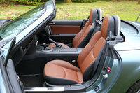 【マツダ・ロードスター RS RHTのオプション装備】レザーパッケージ（タン）＝10万5000円／BOSEサウンドシステム＋7スピーカー＝4万2000円 