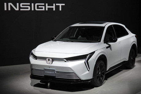 4��ڂ͂܂����̓d�C�����ԁiBEV�j�I �n�C�u���b�h����BEV�ցA4�h�A�Z�_������SUV�ւƕϐg���āA�u�z���_�E...