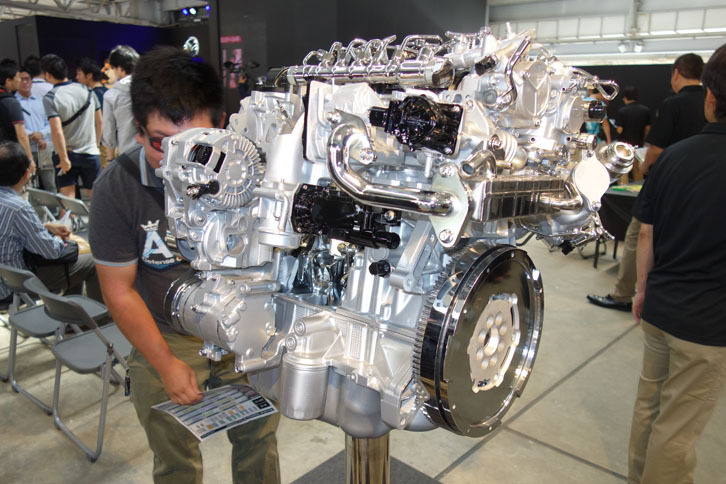 【モノづくり展示】エンジンモデルを展示。こちらはSKYACTIV-D 2.2エンジン。「アテンザ」や「CX-5」に搭載される。
