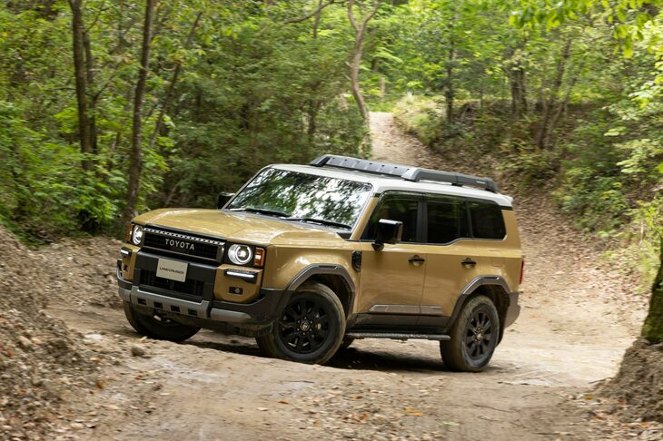 走りに関する機能・装備はエンジンによっても異なる。たとえばATの段数はディーゼル車が8段、ガソリン車が6段となっており、また舗装路向けのドライブモードセレクト機能（エコ／ノーマル／スポーツ）や、「ダウンヒルアシストコントロール（DAC）＋クロールコントロール」も、ディーゼル車にしか備わらない。