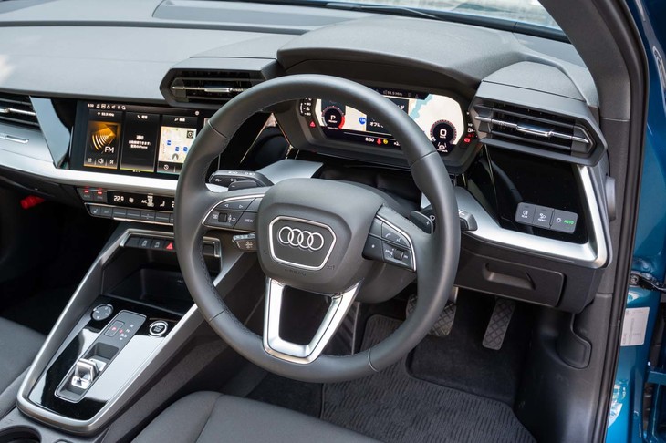 ステアリングホイールは先代モデルのDシェイプから正円型に改められた。