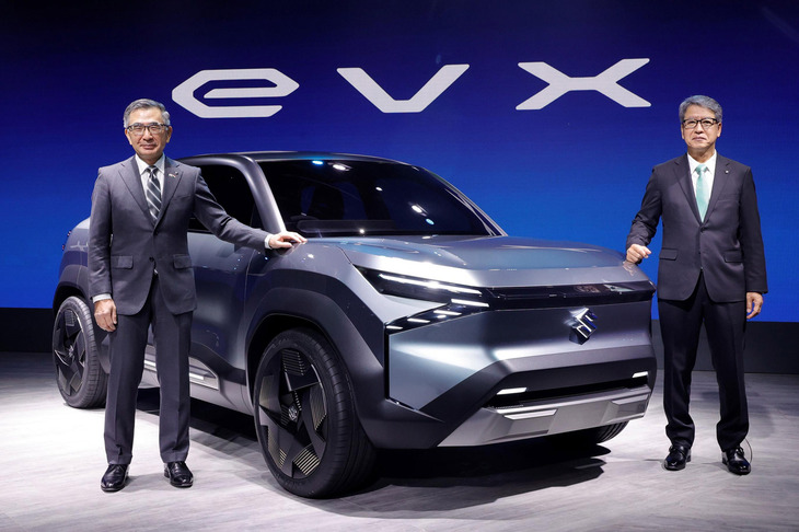 インドに初めて本格進出した自動車メーカーは、日本のスズキだ。同社は1982年にインドに進出。2023年1月30日には累計販売台数2500万台を達成した。写真はマルチ・スズキ・インディアが発表したコンセプトモデル「eVX」と、スズキの鈴木俊宏社長（写真向かって左）、マルチ・スズキ・インディアの竹内寿志社長（同右）。