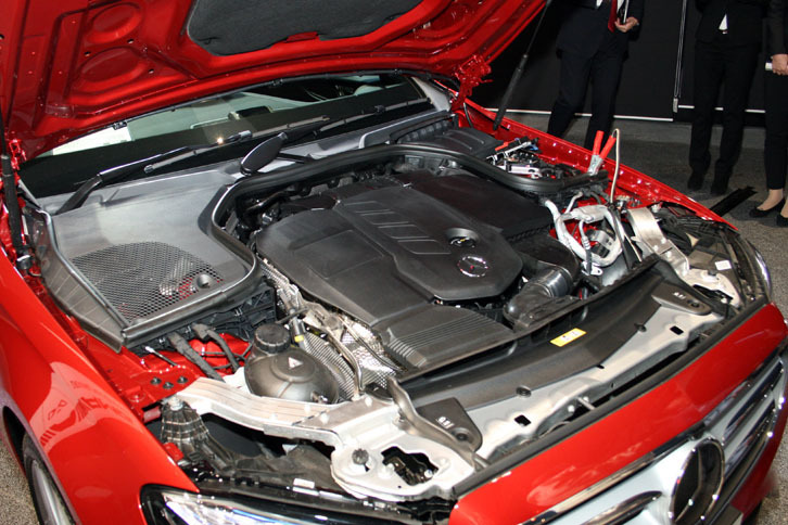 メルセデス・ベンツE220d ステーションワゴン アバンギャルド スポーツ（エンジン）