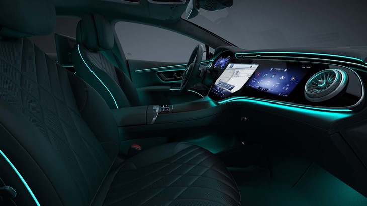 イルミネーションを点灯した状態の「EQS」のインテリア。